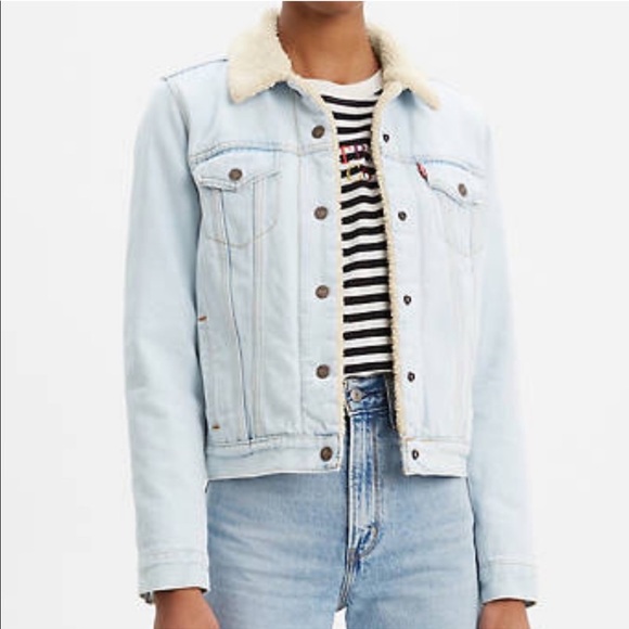 Levi's Jackets & Blazers - Levi’s Rigid Sherpa Trucker Jacket in Light Wash Size Large